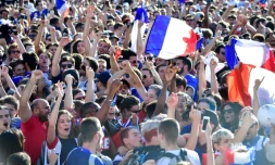 Des supporters massés dans une fan zone de Berlin pour la finale du Mondial entre la France et la Croatie, le 15 juillet 2018 