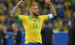 Le joueur brésilien Dani Alves célÚbre la victoire du Brésil en Copa America à Rio de Janeiro, le 7 juillet 2019