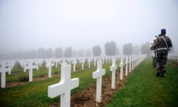 Soldats français entre les tombes le 5 décembre 2013 à l'ossuaire de Douaumont
