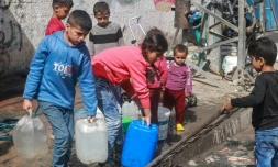 Des enfants s'approvisionnent en eau le 30 mars 2024 à Rafah, dans le sud de la bande de Gaza, où une guerre oppose Israël au mouvement islamiste palestinien Hamas