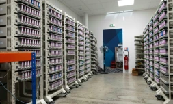Des cellules de batterie de seconde vie sont testées à l'usine VoltR, à Verrières-en-Anjou, le 10 juin 2025 en Maine-et-Loire