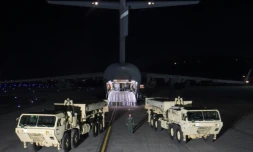 Les premiers éléments du bouclier antimissile américain THAAD sont déchargés sur Osan Air Base, base de l'US Air Force en Corée du Sud près de la ville d'Osan, le 6 mars 2017
