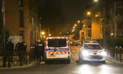 Des policiers lors d'une perquisition le 24 mars 2016 dans un appartement à Argenteuil en région parisienne 