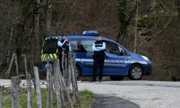 Des gendarmes bloquent le col de Marocaz prĂšs de Cruet le 29 mars 2018 alors que Nordahl Lelandais, qui est soupçonnĂ© d'avoir assassinĂ© le caporal Arthur Noyer, est transportĂ© par les enquĂȘteurs sur le site oĂč les restes de la victime ont Ă©tĂ© retrouvĂ©s