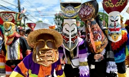 Défilé de masques lors du festival de Phi Ta Khon, ou "festival des fantômes", dans la province de Loei, le 24 juin 2023 dans le nord-est de la Thaïlande