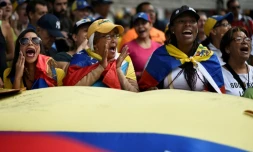 Des partisans du chef de l'opposition vénézuélienne Juan Guaido se rassemblent le 12 février 2019 dans l'est de Caracas pour faire pression sur l'armée afin qu'elle laisse entrer l'aide humanitaire américaine