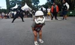 Un jeune fan pose avec un masque de Stormtrooper, lors d'un festival consacré à la saga Star Wars, à Singapour, le 4 mai 2017