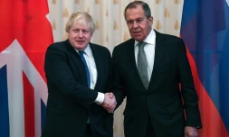 Le ministre britannique des Affaires étrangÚres Boris Johnson (g) est reçu par son homologue russe Sergei Lavrov le 22 décembre 2017 à Moscou