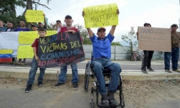 Des personnes manifestent contre le président vénézuélien Nicolas Maduro et en faveur du passage de l'aide humanitaire au Venezuela dans la ville frontalière colombienne de Cucuta, le 8 février 2019.

