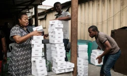 Des employés de la commission électorale nigériane préparent le 18 février 2019 à Port-Harcourt le matériel de vote pour les élections générales.