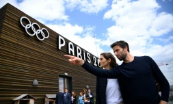 Tony Estanguet avec la ministre des Sports Amélie Oudéa-Castera lors d'une visite du siège du comité d'organisation des Jeux olympiques de Paris à Saint-Denis, près de Paris, le 31 mai 2022