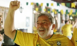 Lula, alors président du Brésil, fête un but de la sélection lors du Mondial, le 20 juin 2010 à Brasilia