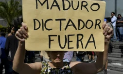 Un militant anti-gouvernemental appelle au départ de Maduro lors d'une réunion à Caracas, le 11 janvier 2019