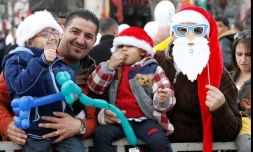 Des Palestiniens assistent place de la Mangeoire à la parade des scouts, le 24 décembre 2016 à Bethléem, dans les Territoires palestiniens