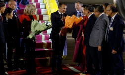 Le président français Emmanuel Macron et son épouse Brigitte à leur arrivée à l'aéroport de Hanoï, le 25 mai 2025