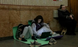 Des habitants se mettent à l'abri dans le métro de Kiev pendant une attaque aérienne russe, le 3 avril 2026 