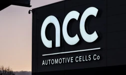 Le logo de la société Automotive Cells Company (ACC), qui produit des batteries lithium-ion pour les véhicules électriques, le 2 décembre 2024 à Douvrin, dans le Pas-de-Calais