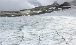 Photo fournie le 19 juillet 2017 par la police suisse du canton du Valais montrant les corps d'un couple rendus par un glacier après 75 ans près des Diablerets
