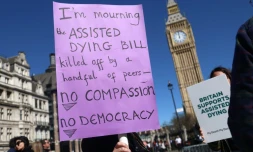 Des militants en faveur d'une modification de la loi sur l'aide médicale à mourir, rassemblés devant le palais de Westminster,le 24 avril 2026 à Londres