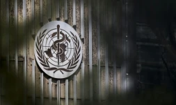 Logo de l'OMS, au siège de l'organisation, le 13 mars 2025 à Genève