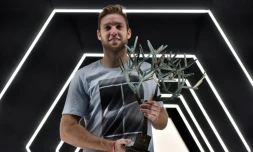 L'Américain Jack Sock pose avec son trophée après sa victoire face au Serbe Filip Krajinovic en finale du Masters 1000 de Paris-Bercy, le 5 novembre 2017