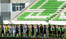 Les joueurs de Altyn Asyr (en blanc) saluent leurs adversaires de Kopetdag avant le coup d'envoi du match du Championnat national du Turkménistan, à  Achkhabad, le 19 avril 2020 