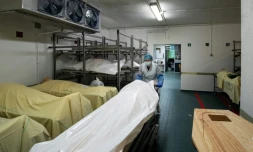 Un soignant déplace le corps d'un patient décédé du Covid-19 dans la chambre mortuaire de l'hôpital Bichat Claude Bernard, à Paris, le 29 janvier 2021