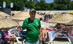 Metin Cakmacki, sur la plage de Caddebostan, sur la côte asiatique à Istanbul, le 28 juillet 2022