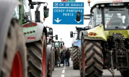 Des agriculteurs français ont arrêté leurs tracteurs sur l'autoroute A16 près de l'Isle-Adam, le 30 janvier 2024, dans l'un des barrages routiers installés sur les principales autoroutes vers Paris pour une deuxième journée d'action