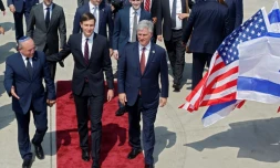 Jared Kushner, le conseiller du président américain (C), marche aux côtés du conseiller à la sécurité américain Robert O'Brien (D) et du Meir Ben-Shabbat, chef du Conseil de la sécurité nationale israélien (G),  le 31 août 2020 à l'aéroport de Tel Aviv, en Israël