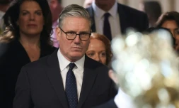 Le Premier ministre britannique Keir Starmer (c) retourne à la Chambre des communes après avoir écouté le discours du roi lors de l'ouverture solennelle du Parlement au palais de Westminster, le 13 mai 2026 à Londres