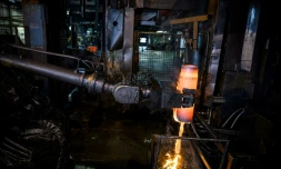 Un fût d'obus de 155 mm usiné aux Forges de Tarbes, le 4 avril 2023 dans les Hautes-Pyrénées