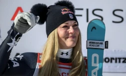Lindsey Vonn pleure de joie sur le podium après sa victoire dans la descente de St Moritz, le 12 décembre 2025