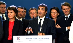 Le président des  Republicains (LR) Christian Jacob entouré d'autres membres du parti dont François Baroin (d) lors d'une réunion à Paris, le 23 octobre 2019