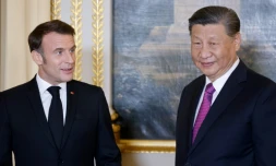 Le président français Emmanuel Macron (g) s'entretient avec son homologue chinois Xi Jinping dans le cadre de la visite d'Etat de deux jours du président chinois en France, au palais de l'Elysée à Paris, le 6 mai 2024