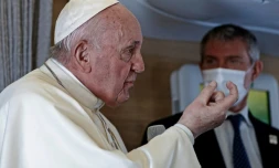 Le pape François lors d'une conférence de presse à bord de l'avion le ramenant à Rome, le 8 mars 2021