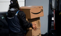 Un livreur Amazon à l'entrepÎt d'Hawthorne, le 2 février 2021 en Californie