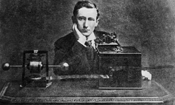 Le physicien italien Guglielmo Marconi, ici en 1896, un des inventeurs de la radio, de construire Radio Vatican