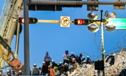 Recherche de survivants dans les décombres d'un immeuble effondré, le 7 juillet 2021 à Surfside, en Floride