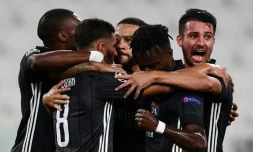 Des joueurs de l'Olympique lyonnais félicitent Memphis Depay aprÚs son pénalty inscrit contre la Juventus Turin en 8e de finale retour de la Ligue des champions le 7 août 2020 à Turin
