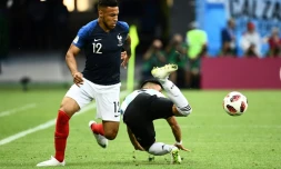 Le milieu Corentin Tolisso au duel avec l'Argentin Maximiliano Meza en 8e de finale du Mondial à Kazan, le 30 juin 2018
