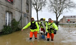 Des sauveteurs à l'oeuvre à Redon où la décrue se poursuit le 1er février 2025