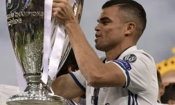 Le défenseur portugais soulève le trophée de la Ligue des Champions après la victoire du Real Madrid le 3 juin 2017 à Cardiff