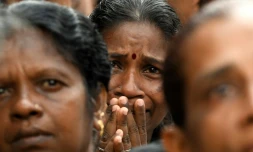 Une chrétienne prie le 28 avril 2019 prÚs du sanctuaire Saint-Antoine à Colombo, cible des attaques jihadistes