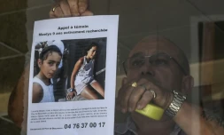 Le gérant d'un bar affiche sur sa vitrine une photo de Maëlys à Pont-de-Beauvoisin le 28 août 2017