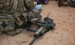 Un soldat de l'ONU au Mali a mis son arme au sol pour parler Ă des villageois prĂšs de Menaka le 28 octobre 2021