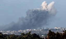 De la fumée s'élÚve au-dessus de la bande de Gaza, le 12 janvier 2024 depuis le sud d'Israël