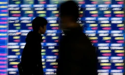 Les cours des actions à la Bourse nippone affichés sur un panneau à Tokyo au Japon, le 25 janvier 2016