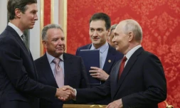 Le président russe Vladimir Poutine (à droite) accueille au Kremlin les émissaires américains Jared Kushner (à gauche) et Steve Witkoff, le 5 septembre 2026