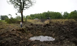 Un cratère de bombe dans la région de Voronej, en Russie, le 27 juin 2023